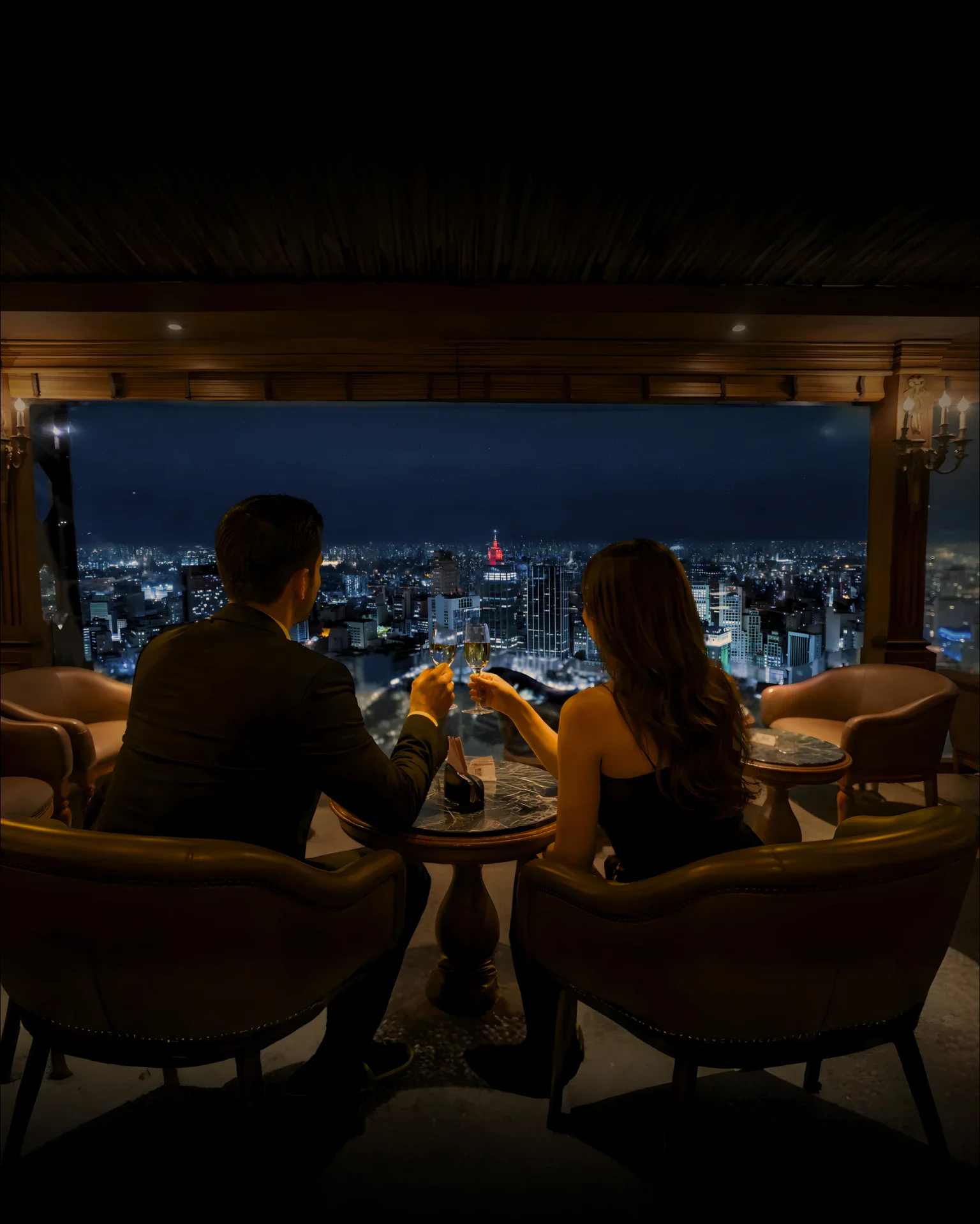 Casal brindando com a vista de São Paulo ao fundo
