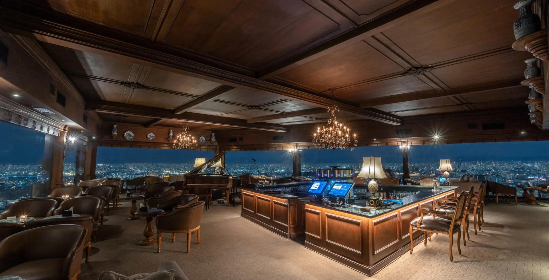 Bar do Terraço Itália com lustres e vista noturna da cidade