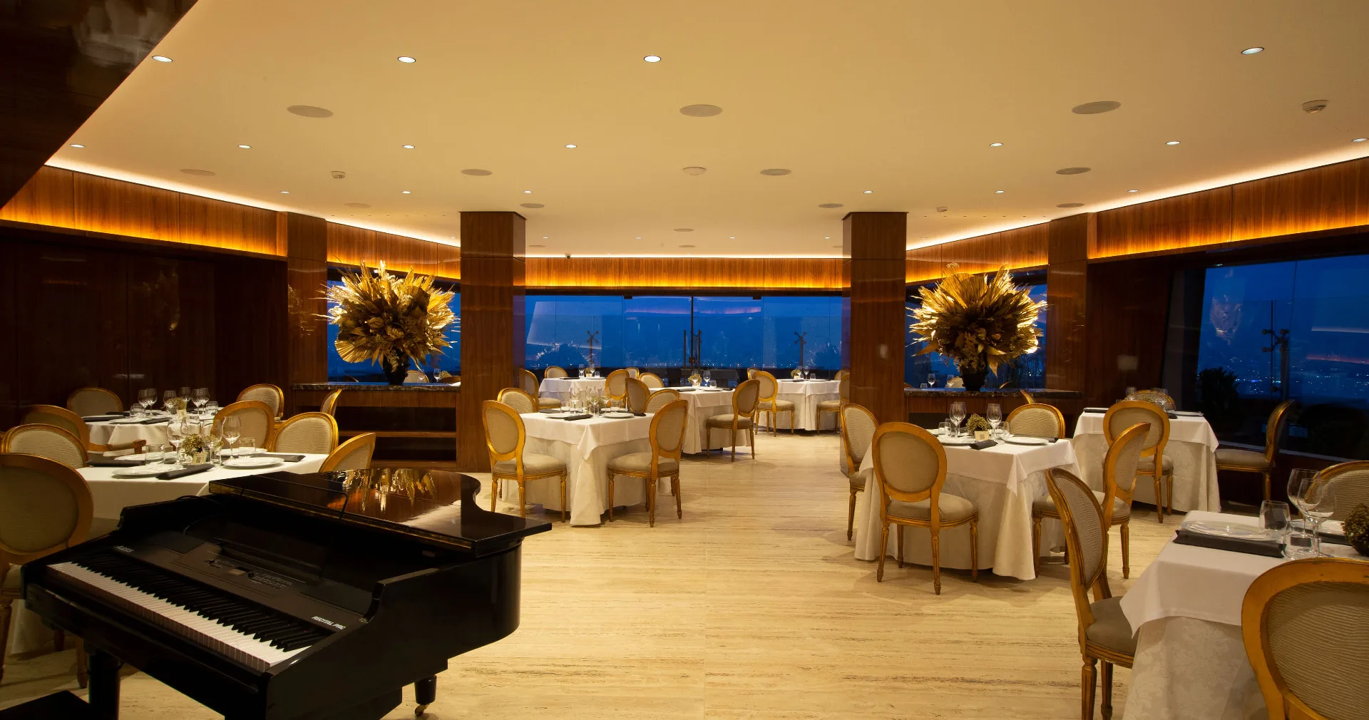Ambiente do Terraço Itália com piano e mesas de alta gastronomia